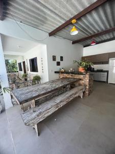 烏巴圖巴的住宿－Vista pro mar，一张大木凳坐在房间内