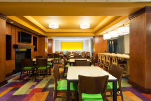 A restaurant or other place to eat at Fairfield Inn & Suites Louisville Downtown