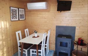 une salle à manger avec une table, des chaises et une télévision dans l'établissement Devagar & Devagarinho, à Fafe