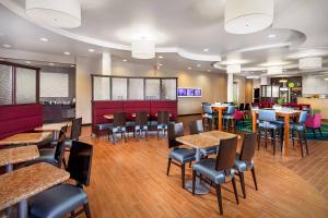 - un restaurant avec des tables et des chaises dans une salle dans l'établissement SpringHill Suites by Marriott Modesto, à Modesto