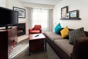 sala de estar con sofá y TV en Residence Inn Salt Lake City Cottonwood, en Cottonwood Heights