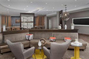 Zona de lounge sau bar la SpringHill Suites by Marriott Tuscaloosa