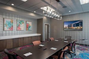 einen Konferenzraum mit einem Tisch und Stühlen in der Unterkunft SpringHill Suites by Marriott Houston Hwy. 290/NW Cypress in Houston