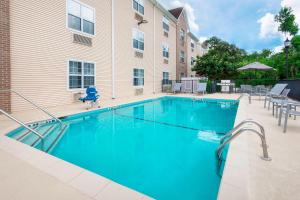 בריכת השחייה שנמצאת ב-TownePlace Suites Savannah Midtown או באזור