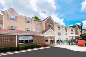 a large apartment building with a parking lot at TownePlace Suites Savannah Midtown in Savannah