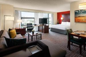 um quarto de hotel com um sofá e uma cama em Residence Inn Irvine John Wayne Airport Orange County em Irvine