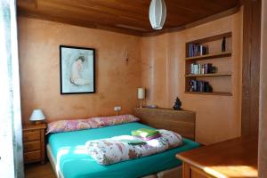 1 dormitorio con cama y estante para libros en -MORC-beds & rooms-(home sharing)-, en Pontevedra