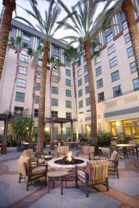 een binnenplaats met palmbomen en een vuurplaats bij Residence Inn Irvine John Wayne Airport Orange County in Irvine