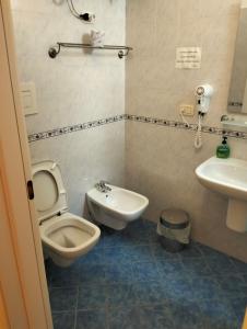 een badkamer met een toilet en een wastafel bij B&B Caffè in Noci