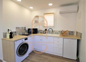 kuchnia z pralką i zlewem w obiekcie Le Berriau-Studio-CLiM/PK/WiFi/Plage Privée/Hyères w Hyères