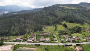 una vista aerea di un villaggio su una montagna di Casa Campestre Las Margaritas 