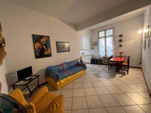 A seating area at Casa Viale Amico - Giardino Privato