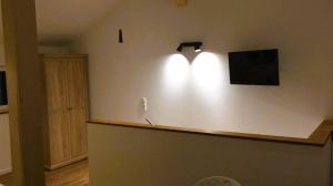 呂德斯海姆的住宿－Top，墙上的灯,墙上有电视