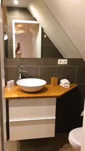 bagno con lavandino e specchio di Top a Rüdesheim am Rhein