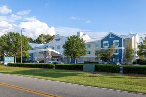 una fila de casas al lado de una calle en Fairfield Inn & Suites Savannah Airport en Savannah