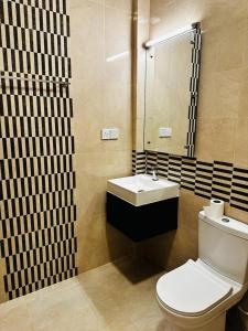 ein Badezimmer mit einem weißen WC und einem Waschbecken in der Unterkunft Hotel NorthWay in Vavuniya