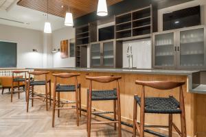 um bar com bancos de madeira num quarto em Fairfield by Marriott Inn & Suites Kansas City North, Gladstone em Kansas City