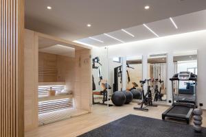 een sportschool met loopbanden en fitnessapparatuur in een kamer bij Villa Reale in Chania