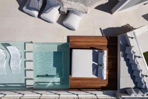 een kamer met een wastafel en een spiegel bij Villa Reale in Chania