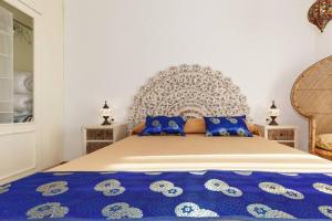 1 dormitorio con 1 cama grande con almohadas azules en Excelente ubicación en Vilafranca del Penedes, en Vilafranca del Penedès
