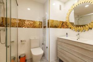 een badkamer met een toilet, een wastafel en een spiegel bij Excelente ubicación en Vilafranca del Penedes in Vilafranca del Penedès