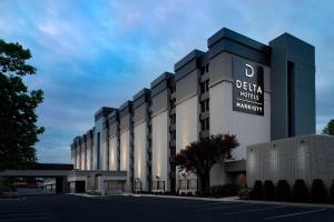 um grande edifício com uma placa que lê d delta hotéis mansão em Delta Hotels by Marriott Seattle Everett em Everett