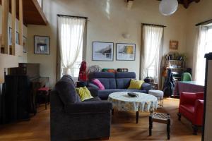 sala de estar con sofá azul y mesa en -MORC-beds & rooms-(home sharing)-, en Pontevedra