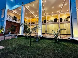 ein großes Gebäude mit einem Innenhof mit Pflanzen in der Unterkunft Hotel NorthWay in Vavuniya