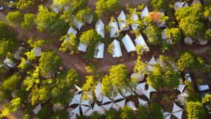 Kampaoh Costa Brava في بالس: اطلالة علوية على حديقة بها اشجار ومباني