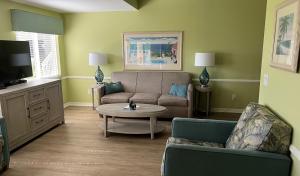 uma sala de estar com um sofá e uma mesa de centro em Gulfstream Manor em Delray Beach