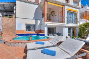 une villa avec une piscine et une maison dans l'établissement Monda Heights close to Marbella, à Monda