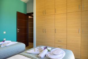Postel nebo postele na pokoji v ubytování Elounda Blue Waves Residence