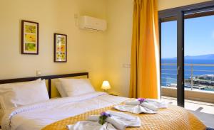 Postel nebo postele na pokoji v ubytování Elounda Blue Waves Residence