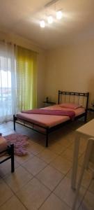 1 dormitorio con 1 cama grande en una habitación en Smell Sea, en Paralia Katerinis