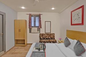 Postel nebo postele na pokoji v ubytování Townhouse Jp Grand Near Mayapuri Chowk