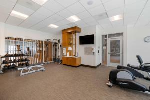 un gimnasio con equipo cardiovascular y TV en una habitación en SpringHill Suites by Marriott Anaheim Placentia Fullerton, en Placentia