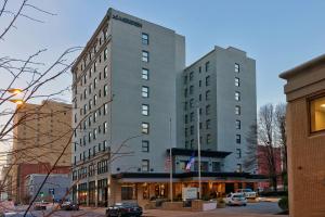 un edificio alto en una ciudad con un edificio en Le Méridien St. Louis Downtown, en Saint Louis