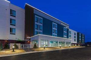 uma vista exterior de um edifício à noite em SpringHill Suites by Marriott Tulsa at Tulsa Hills em Tulsa