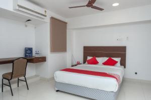 En eller flere senge i et værelse på Hotel O Tambaram