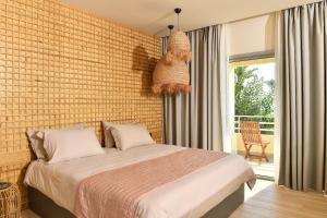 Postel nebo postele na pokoji v ubytování OCEAN BLUE HOTEL & RESORT -Jbeil + 37 fotografií