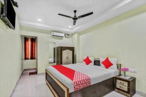 Schlafzimmer mit einem Bett und einem Deckenventilator in der Unterkunft OYO Flagship Govind Guest House in Gorakhpur