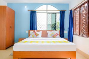 1 dormitorio con 1 cama grande y ventana grande en OYO Home Elite Stay Near Shri Shri Shiridi Sai Mandir, en Khandagiri
