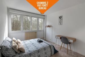 1 dormitorio con 1 cama, escritorio y ventanas en Le Mans Est - Idéal Pro & Groupe - 8 maxi - Wifi, en Allonnes