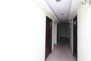 Muthiganj的住宿－Capital O Hotel R Inn，医院的走廊,有两扇门