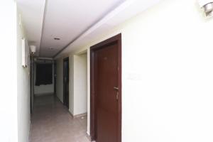 Muthiganj的住宿－Capital O Hotel R Inn，大楼内带门的走廊