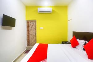 Кровать или кровати в номере OYO Raipur Inn