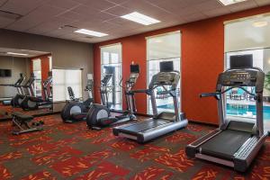 une salle de sport avec plusieurs tapis de course et machines elliptiques dans l'établissement Residence Inn by Marriott Ottawa Airport, à Ottawa