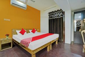 Een bed of bedden in een kamer bij OYO Flagship New Krishna Hotel & Restaurant