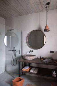 a bathroom with a sink and a mirror at Chambres de Gilberoux in Floreffe