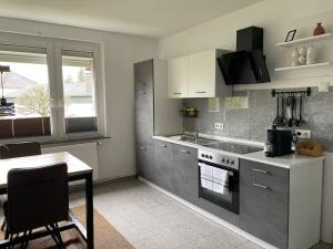 Kuchyň nebo kuchyňský kout v ubytování - SANO Apartments - Stilvoll - Ruhig - Platz zum Arbeiten